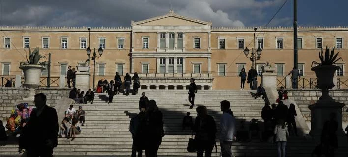 Economist: Η Ελλάδα έχει μαραθώνιο μπροστά της για να επιστρέψει στην κανονικότητα